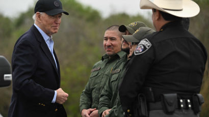 바이든·트럼프 ‘국경에서의 결투’…“불법 이민은 네 탓”