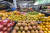 미국 워싱턴 D.C.의 홀푸드 매장에 지난달 여러 종류의 과일을 비롯해 신선한 농산물이 진열되어 있는 모습. [EPA=연합뉴스]
