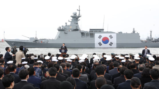 [사진] 새 천안함 앞에서, 서해수호의 날 기념식