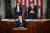 카멀라 해리스 미국 부통령과 마이크 존슨 하원의장이 지난 11일 기시다 후미오 일본 총리의 미 의회 합동 연설에서 박수 치고 있다. [AFP=연합뉴스]