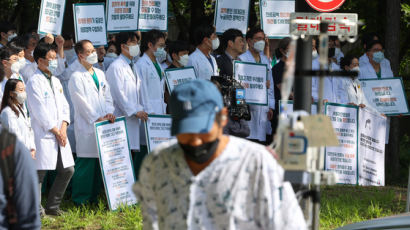 ‘휴진 예고’ 서울아산·성모병원 혼란 없었다…일부 교수들은 피켓 시위