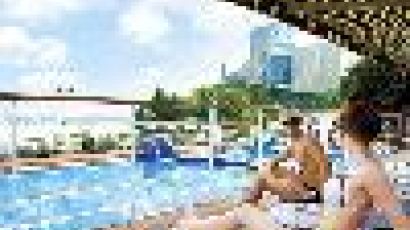 ‘도심 속 리조트’ 호텔 수영장으로 풍덩
