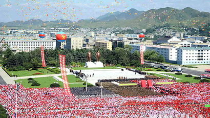 김일성·김정일 동상에 헌화하기 위해 운집한 北 청진 주민들