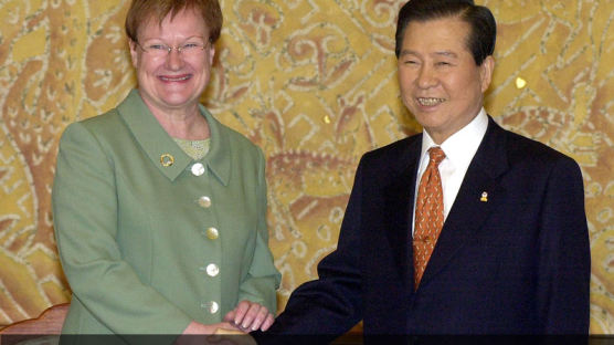 [2000.02.07] 핀란드 사상 첫 여성 대통령