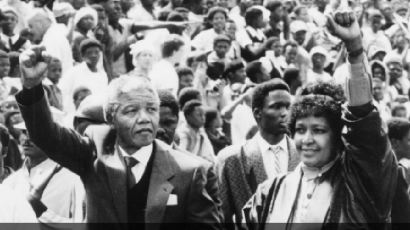 [1990.02.11] 남아공 흑인지도자 만델라 27년만에 석방