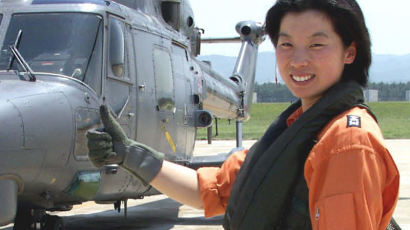 [2005.06.04] 해군 첫 여성 파일럿 양기진 중위