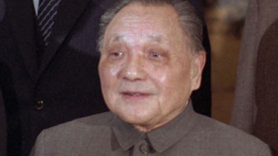 [1983.06.18] 등소평 중국 국가중앙군사위 주석에 선출