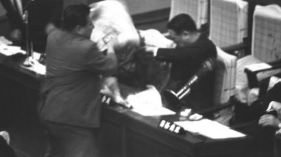 [1966.09.22] 국회에 오물 투척한 김두한