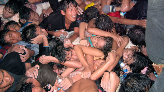[2010.11.22] 캄보디아 '물의 축제' 중 378명 압사