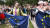 런던 의회광장에서 브렉시트 반대 시위자가 EU 깃발을 펼치며 "거짓 정보에 속아 EU 탈퇴에 찬성한 유권자가 많다"며 재투표를 요구하고 있다. [사진=AP=뉴시스]