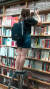 반디앤루니스 롯데월드몰점에서 책을 꺼내기 위해 사다리를 타고 있다.