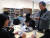 세그루패션디자인고 학생들이 DFD 디자인센터에서 구두 제작을 직접 배우고 있다. [사진제공=세그루패션디자인고]
